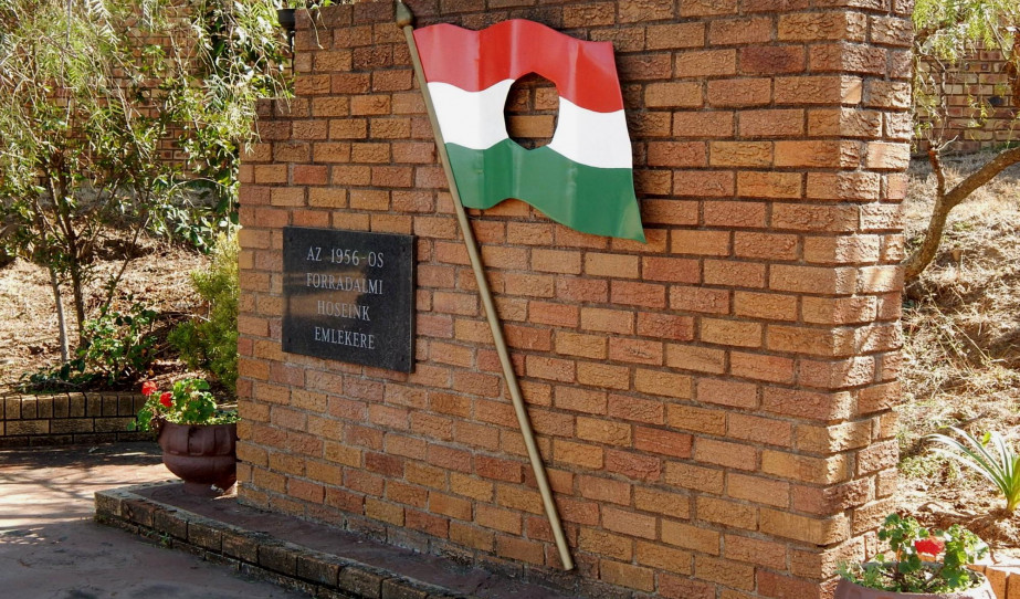 56-os emlékmű a midrandi Magyar Tanyán