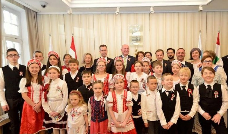 A müncheni Magyar Katolikus Egyházközség ünnepi műsort adó tagjai a meghívott vendégekkel