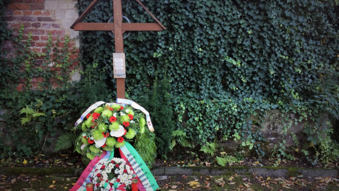 Az emlékkereszt koszorúkkal
