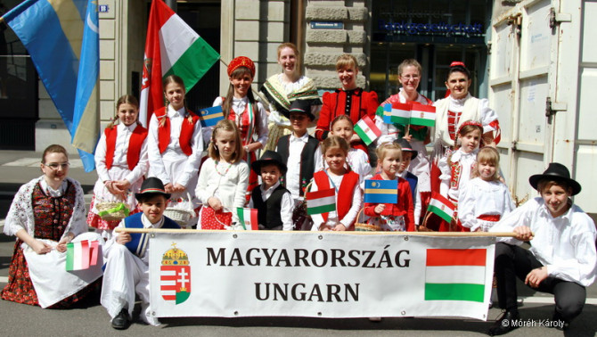 Gyermekfelvonulás, csoportkép a szekérnél