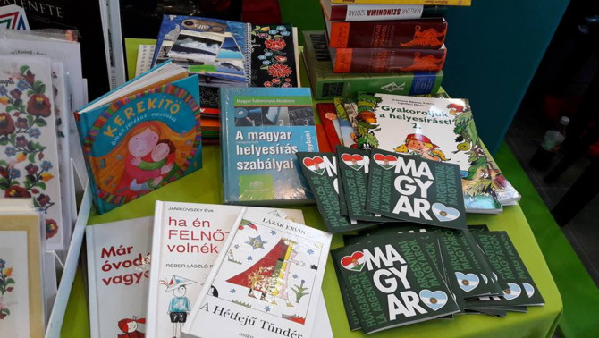 A mesekönyvtől a helyesírási szabályokig