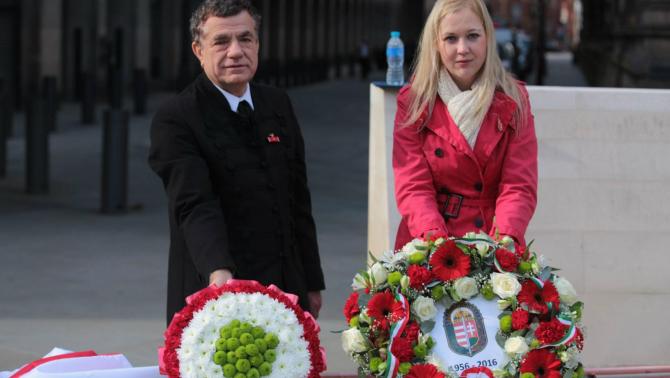 Magyar koszorúk Manchesterben (dr. Rákóczy György mentor és Rakitai Réka KCSP-ösztöndíjas)